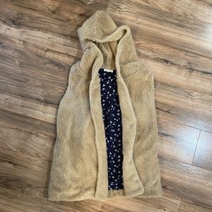 ($66 Value) Easel Size Small Hooded Teddy Vest With Pockets.  PERFECT CONDITION